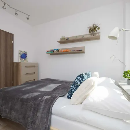 Colorful Jasnodworska In With Air Conditoning, Gym And Parking By Renters Apartament