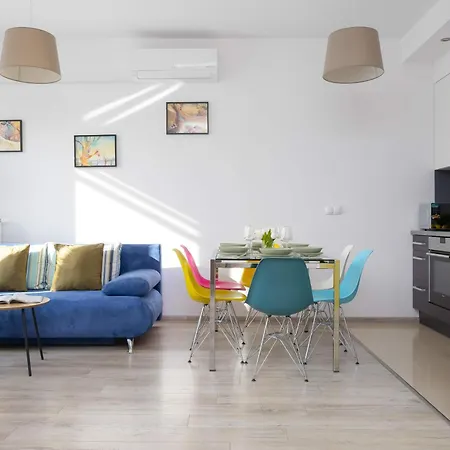 Colorful Jasnodworska In With Air Conditoning, Gym And Parking By Renters