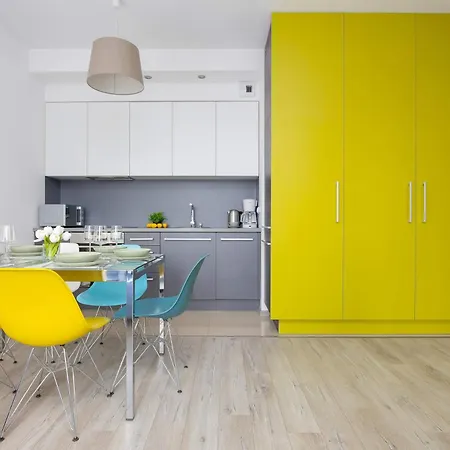 Colorful Jasnodworska In With Air Conditoning, Gym And Parking By Renters Apartamento