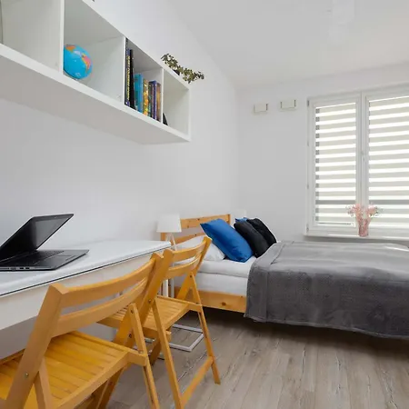 Colorful Jasnodworska In With Air Conditoning, Gym And Parking By Renters