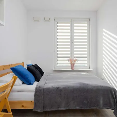 Colorful Jasnodworska In With Air Conditoning, Gym And Parking By Renters 아파트 *